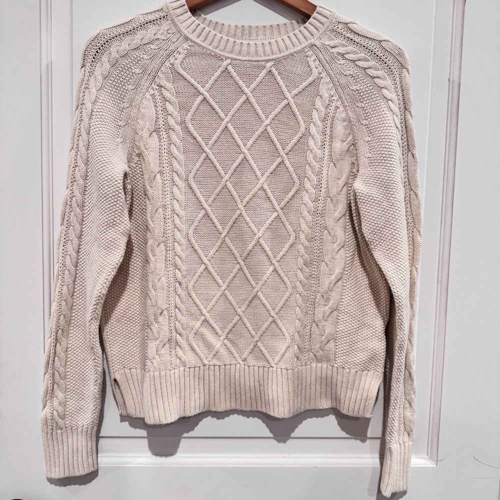 GAP cable knit crewneck sweater. Size medium. 100% cotton.